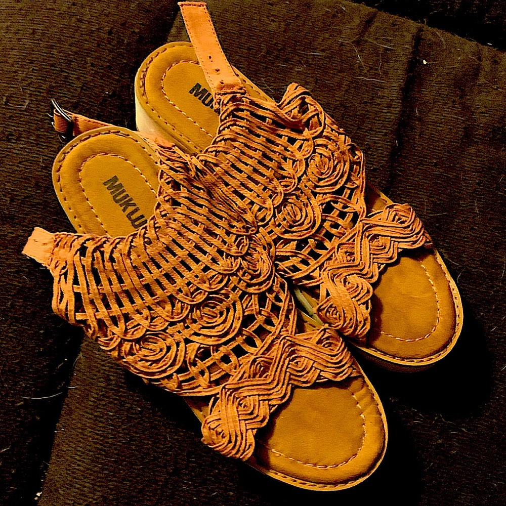 MUK LUK PLATFORM SANDALS SIZE 8.5♥️